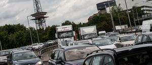 Ferienbaustelle: Dicht an dicht stehen Fahrzeuge auf der A100 in Berlin. Anlass sind Sanierungsarbeiten an einigen Brücken und am Straßenbelag. 