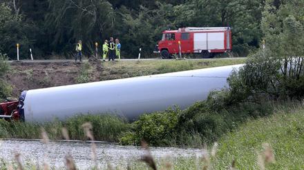 Am Igelsee bei Penkun (Mecklenburg-Vorpommern) liegt am 28.07.2015 der Auflieger eines Schwerlasttransports mit einem Turmsegment für eine Windkraftanlage. Der Auflieger mit dem 60 Tonnen Segment rutschte in einer Kurve in die Böschung, riss von der Zugmaschine ab und stürzte an das Seeufer.