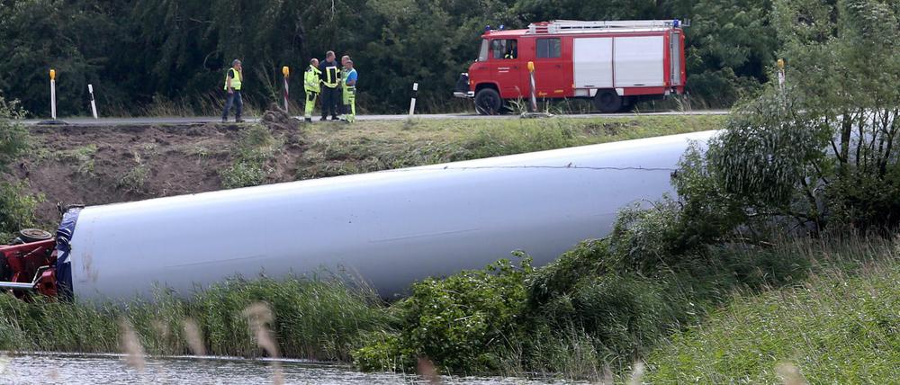 Am Igelsee bei Penkun (Mecklenburg-Vorpommern) liegt am 28.07.2015 der Auflieger eines Schwerlasttransports mit einem Turmsegment für eine Windkraftanlage. Der Auflieger mit dem 60 Tonnen Segment rutschte in einer Kurve in die Böschung, riss von der Zugmaschine ab und stürzte an das Seeufer.
