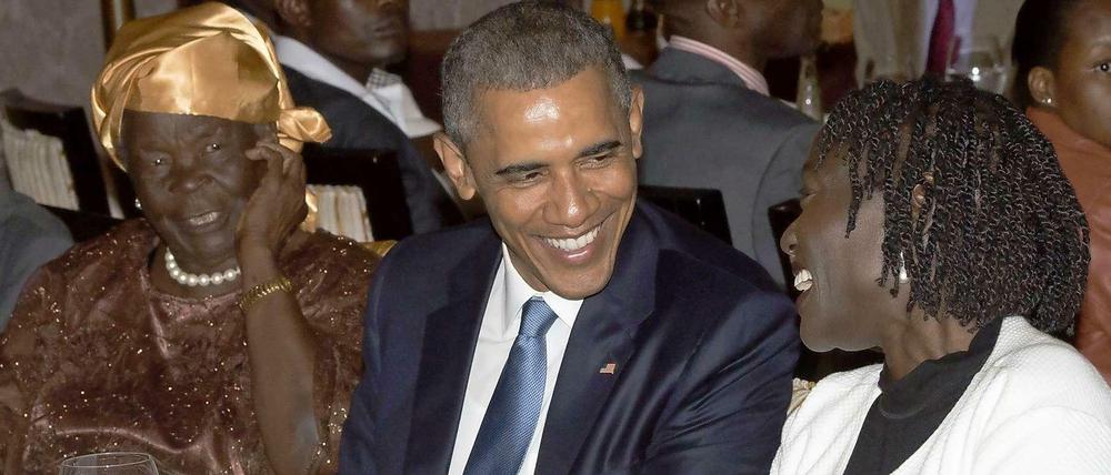 Barack Obama bei einem Essen mit seiner Familie in Kenia: Links seine Stiefgroßmutter Sarah, rechts Halbschwester Auma.