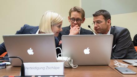 Sie will die Hauptangeklagte Beate Zschäpe los werden: Die Anwälte Anja Sturm, Wolfgang Heer und Wolfgang Stahl (von links nach rechts).