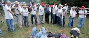 Jedes Jahr spielen sie in Monroe die Szenen nach, die sich am 25. Juli 1946 an der Moore's-Ford-Brücke ereigneten. Jedes Jahr liegen fünf schwarze, unschuldige Menschen tot in der Lichtung. 