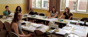 Im Klassenzimmer. Schülerinnen beim Feriencampus der Volkshochschule Mitte. 
