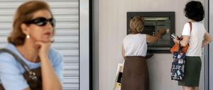 Am Geldautomaten gibt es nur 60 Euro. Da die Zwanziger-Scheine inzwischen Mangelware sind, läuft es meistens auf 50 Euro hinaus. 