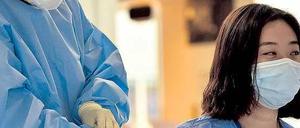 Zwei Mitarbeiterinnen einer Klinik in Seoul.