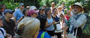 Der "Wildman" Steve Brill hat auf seinen Touren meist interessierte Zuhörer. Oft garniert er seine Vorträge mit politischen Seitenhieben.