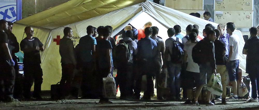 Deutschlandweit wird nach Lösungen für die notwendige Unterbringung von Flüchtlingen gesucht. Auf dem Bild eine notdürftig errichtete Zeltstadt in Dresden. Berlin debattiert nun eine Pro-Kopf-Pauschale.
