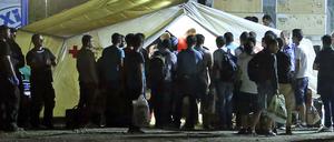 Deutschlandweit wird nach Lösungen für die notwendige Unterbringung von Flüchtlingen gesucht. Auf dem Bild eine notdürftig errichtete Zeltstadt in Dresden. Berlin debattiert nun eine Pro-Kopf-Pauschale.