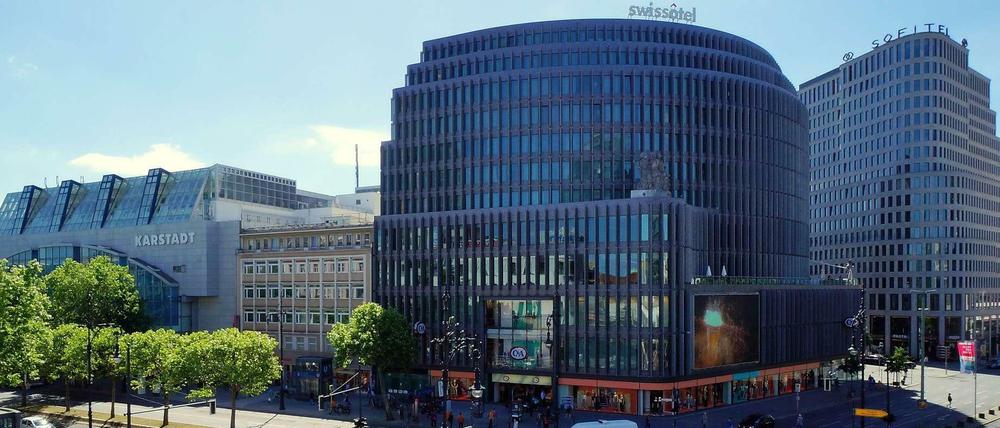 Neben Karstadt (links) ist ein Center geplant. Gerüchten zufolge wollen die Investoren sogar das Neue Ku'damm-Eck (r.) einbeziehen. Das Haus dazwischen müsste weichen.