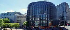 Neben Karstadt (links) ist ein Center geplant. Gerüchten zufolge wollen die Investoren sogar das Neue Ku'damm-Eck (r.) einbeziehen. Das Haus dazwischen müsste weichen. 