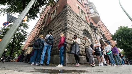 Da kannste lange warten. Berliner stehen vor dem Bürgeramt in der Sonnenallee in Berlin-Neukölln Schlange. 