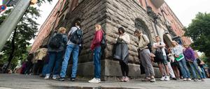 Da kannste lange warten. Berliner stehen vor dem Bürgeramt in der Sonnenallee in Berlin-Neukölln Schlange. 