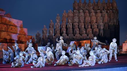 Statisten, die das chinesische Volk darstellen und die gigantische Terrakotta-Armee