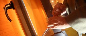 Ein Fenster kann oft ganz einfach mit einem Schraubenzieher aufgebrochen werden, wie ein Kriminalbeamter hier vorführt. 