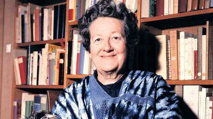 Ein Platz im Panthéon. Germaine Tillion in ihrer Privatbibliothek, 1972 in Saint-Mandé bei Paris. 