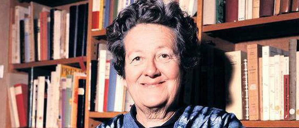 Ein Platz im Panthéon. Germaine Tillion in ihrer Privatbibliothek, 1972 in Saint-Mandé bei Paris.