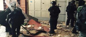 Steine gegen Polizisten: Israelische Sicherheitskräfte im Eingangsbereich der Moschee.