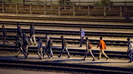 Flüchtlinge laufen auf den Gleisen am Eurotunnel.