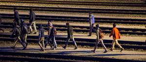 Flüchtlinge laufen auf den Gleisen am Eurotunnel.