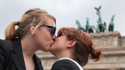 Bibi (l) und Franzi küssen sich beim Christopher Street Day (CSD) vor dem Brandenburger Tor. Die CDU hat jetzt abgestimmt, ob auch gleicheschlechtliche Paare heiraten können sollen.