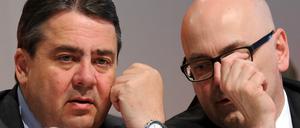 Der SPD-Parteivorsitzende Sigmar Gabriel (l) und Torsten Albig.