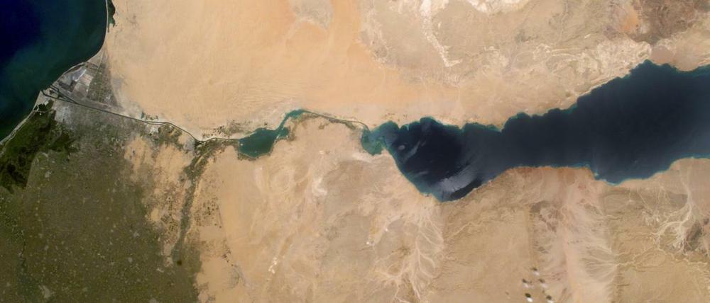 Der Suezkanal verbindet das Mittelmeer mit dem Roten Meer – und ist eine der wichtigsten Wasserstraßen der Welt.