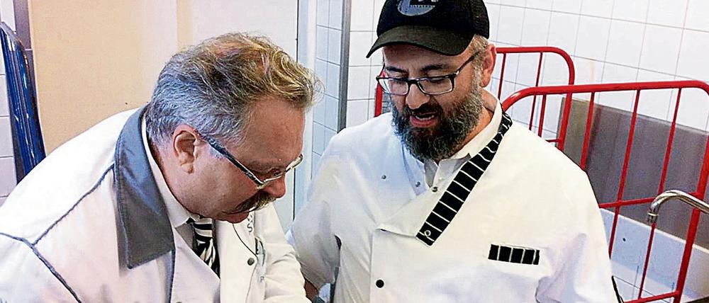 Leonid Golzmann weist Estrel-Chefkoch Peter Griebel in die Geheimnisse der koscheren Küche ein.