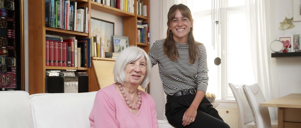 Oma Elisabeth Graff und ihre Enkelin Emilia sprechen, zwischen Kaffee und Keksen, über ihre Gedanken zur anstehenden Berlin-Wahl.