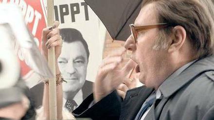 Der Kanzlerkandidat. Franz Josef Strauß (gespielt von Bernhard Ulrich) musste sich vor allem 1980 heftig gegen Kritik und Anfeindungen wehren.