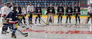 Aber alles im Takt. Beim ersten öffentlichen Training der Saison posierten die Eisbären für die Fans im Mittelkreis.