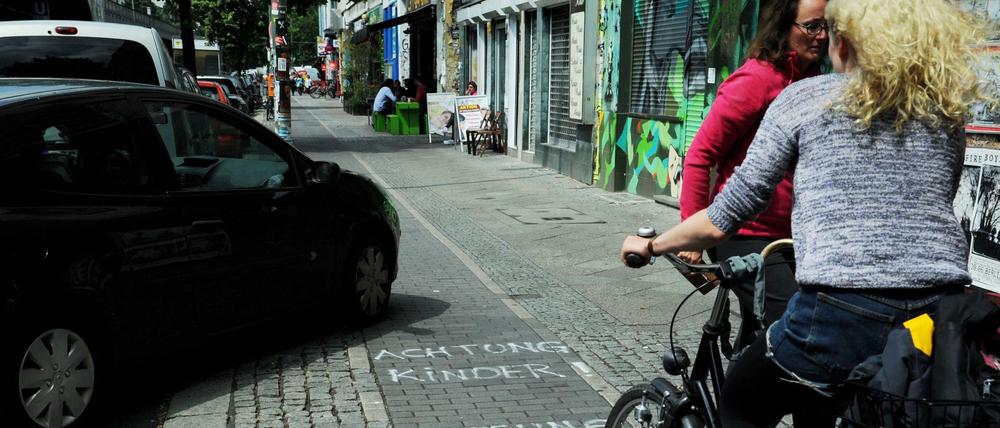 Radwege dieser Art sind gefährlich für alle Verkehrsteilnehmer. Auf der Fahrbahn sind Radfahrer meist sicherer unterwegs.