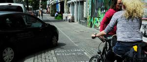 Radwege dieser Art sind gefährlich für alle Verkehrsteilnehmer. Auf der Fahrbahn sind Radfahrer meist sicherer unterwegs.
