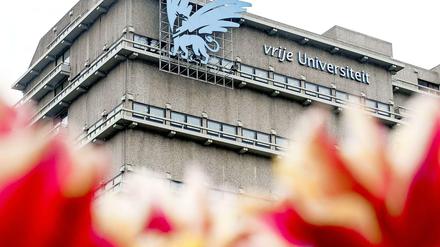 Vor dem Hauptgebäude der Freien Universität Amsterdam ist ein Tulpenbeet zu sehen.