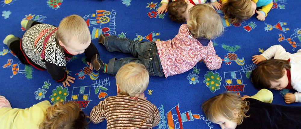 Ganztagsbetreuung oder nicht? Die Politik versucht mit unterschiedlichen Methoden, den Geburtenrückgang zu stoppen.