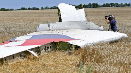 Ein Wrackteil der über der Ukraine abgeschossenen MH17-Maschine wird am 20. Juli 2014 von einem Kameramann gefilmt. 