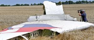 Ein Wrackteil der über der Ukraine abgeschossenen MH17-Maschine wird am 20. Juli 2014 von einem Kameramann gefilmt.