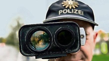 Beim Blitzmarathon misst die Berliner Polizei mit allem, was sie an Technik dafür hat.