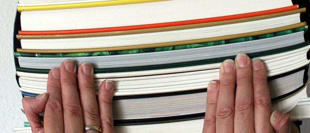 Bücher raus – was aber rein? Im Bayerischen Fernsehen soll die Literatur unverändert ihren Platz haben. Aber welchen Platz, das ist die strittige Frage.