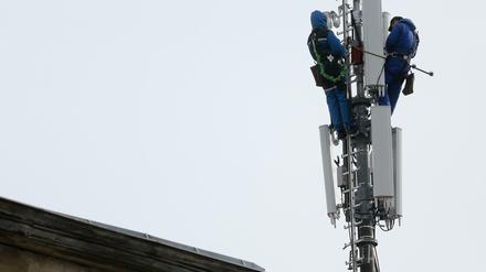 Über Mobilfunkmasten lassen sich Handynutzer lokalisieren. Polizei und Staatsanwaltschaft in Berlin nutzen das massenhaft - zum Ärger von Datenschützern.