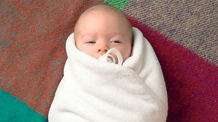 Schlaf schön eingeschnürt. Ein gepucktes Baby.