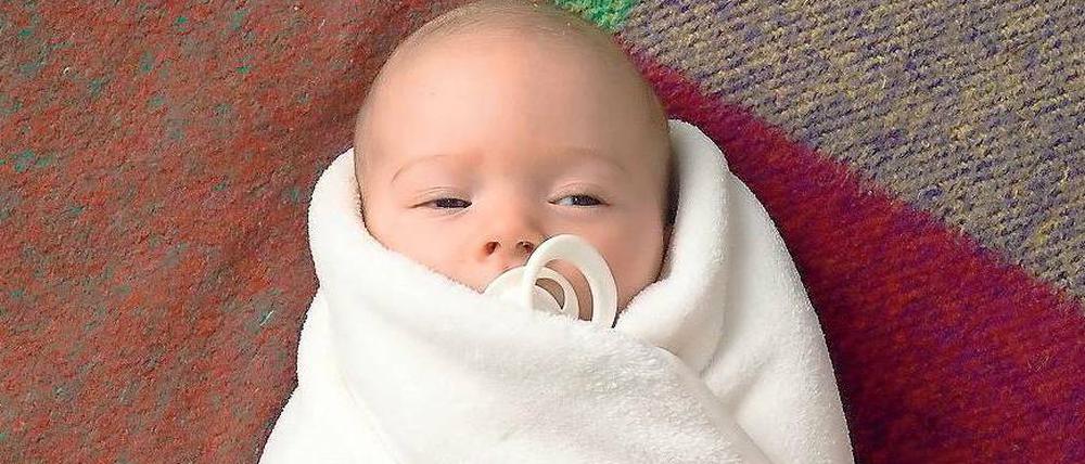Schlaf schön eingeschnürt. Ein gepucktes Baby.