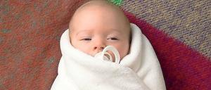 Schlaf schön eingeschnürt. Ein gepucktes Baby.