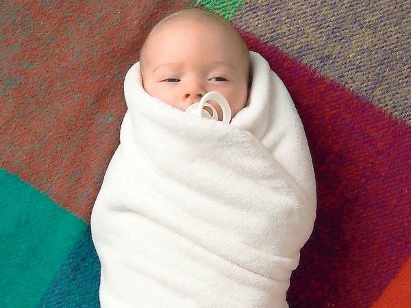Schlaf schön eingeschnürt. Ein gepucktes Baby.