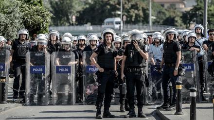 Türkische Polizisten bei einer Demonstration in Istanbul am 26 Juli. Das Auswärtige Amt hat die Sicherheitshinweise für die Türkei aktualisiert. Bei Protesten kann es zu Einsätzen von Tränengas und zu Festnahmen kommen. 