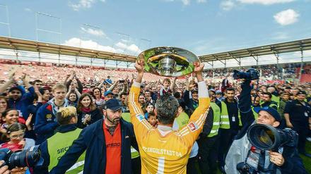 Eine Meisterschale, wie Ramazan Ozcan nach dem Aufstieg, werden die Ingolstädter in der Bundesliga wohl nicht stemmen können.