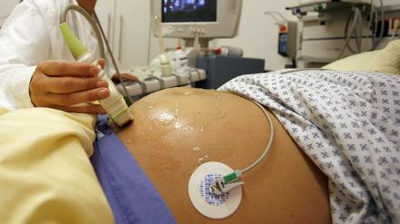 Ultraschall-Untersuchung an einer schwangeren Patientin. 