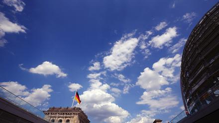 Blauer Himmel über Berlin. Am Nachmittag soll die Sonne zwischen den Wolken hervorkommen.