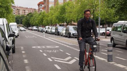 Eine typische Wohnstraße in der baskischen Stadt Vitoria-Gasteiz: Die Radfahrer haben Platz auf der Fahrbahn sowie eine Spur entgegen der Einbahnstraße.