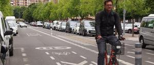 Eine typische Wohnstraße in der baskischen Stadt Vitoria-Gasteiz: Die Radfahrer haben Platz auf der Fahrbahn sowie eine Spur entgegen der Einbahnstraße.