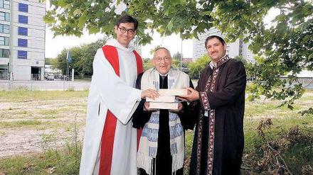 Auf der Berliner Spreeinsel soll das „House of One“ entstehen. Im Sommer 2014 begann die Spendenkampagne – hier mit Pfarrer Gregor Hohberg, Rabbiner Tovia Ben-Chorin und Imam Kadir Sanci (von links).